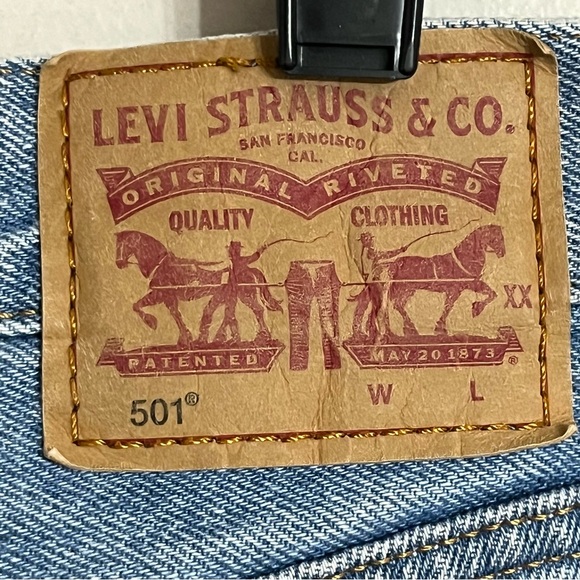 Women’s Levi’s 501 Original Button Fly Distressed Jeans Size 30‎ X 26 Light Wash - Picture 11 of 14
